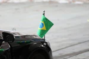 Fahnen von Deutschland und Brasilien symbolisieren die vertiefte strategische Partnerschaft und Zusammenarbeit.