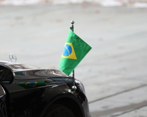 Fahnen von Deutschland und Brasilien symbolisieren die vertiefte strategische Partnerschaft und Zusammenarbeit.