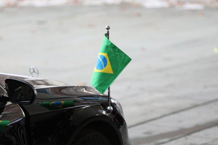 Fahnen von Deutschland und Brasilien symbolisieren die vertiefte strategische Partnerschaft und Zusammenarbeit.