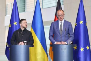 Selenskyj und Merz bei gemeinsamen Gesprächen zur Vertiefung der deutsch-ukrainischen Partnerschaft.