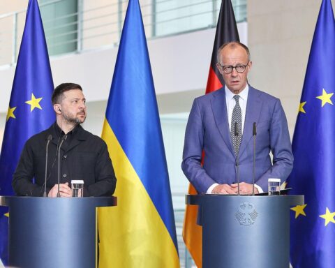 Selenskyj und Merz bei gemeinsamen Gesprächen zur Vertiefung der deutsch-ukrainischen Partnerschaft.