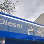 Tankstelle mit Preisanzeige, die steigende Dieselpreise in Deutschland zeigt.