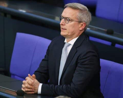 Stilisierte Darstellung einer digitalen Plattform für Unternehmensgründungen, unter der Überschrift "Gründungsplattform 2023".