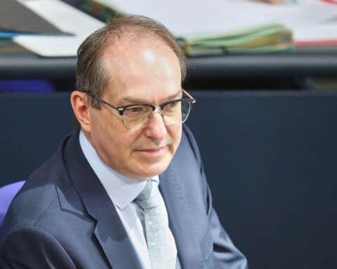 Alexander Dobrindt diskutiert Reformen im Kabinett, symbolisiert Zusammenarbeit und Kompromisse in der Koalition.