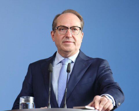 Alexander Dobrindt diskutiert während eines Interviews über Regierungsnervosität und Koalitionskritik.