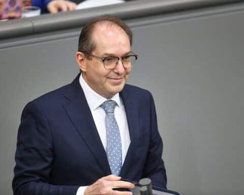 Bundesinnenminister Dobrindt präsentiert Vorschläge zur Beamtenbesoldung vor dem Hintergrund finanzieller Herausforderungen.