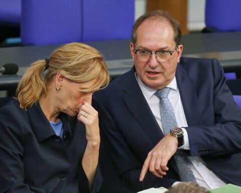 Zusammenkunft von Politikern zur Zukunft der Demokratieförderung in Berlin, Konflikt um Förderprogramm.