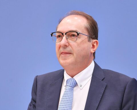 Alexander Dobrindt diskutiert automatisierte Datenanalyse zur Bekämpfung von Terrorismus und Kriminalität.