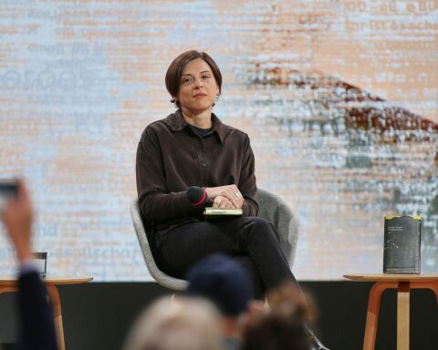 Dorothee Elmiger präsentiert ihren Roman "Die Holländerinnen" im Literaturhaus Wiesbaden.