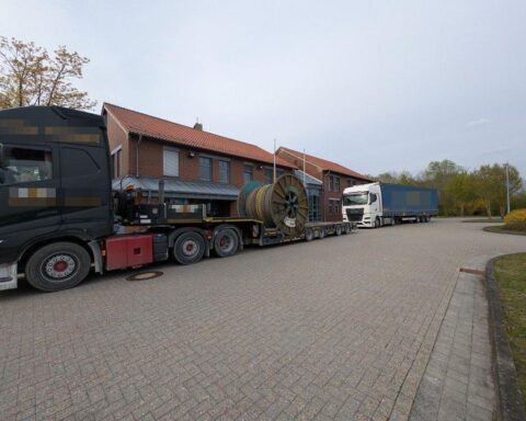 Überladener Sattelzug auf Autobahn, Polizeikontrolle, Verkehrssicherheit, Gefahr durch Schwerlasttransport.