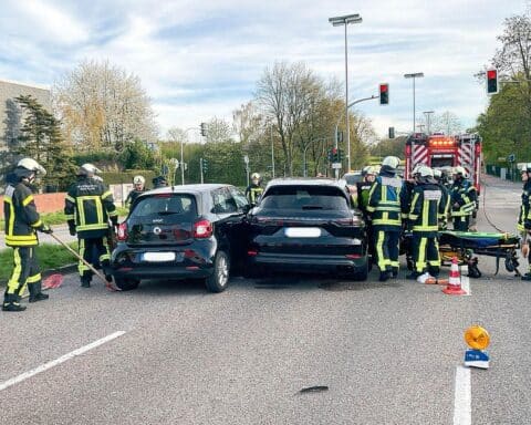 Verkehrsunfall mit Feuerwehr, verletzten Personen und zwei beschädigten Autos auf Berliner Straße.