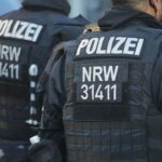 Drei verletzte Personen nach Autounfall an Kreuzung, Polizei vor Ort, Rettungswagen.
