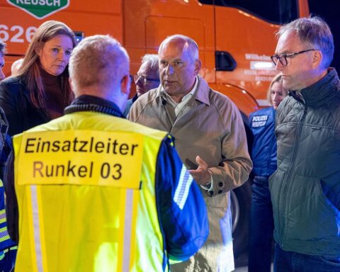 Rettungskräfte bei einem tragischen Arbeitsunfall, Trauer und Unterstützung für die Betroffenen.