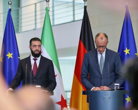 Friedrich Merz und Ahmed al-Scharaa diskutieren kontrovers über syrische Flüchtlingspolitik in Berlin.