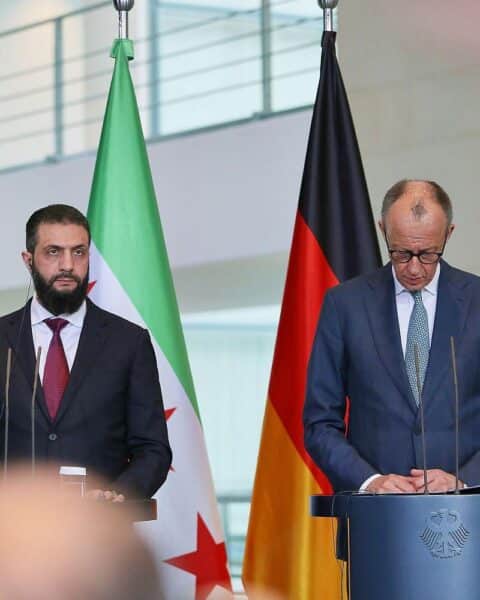 Friedrich Merz und Ahmed al-Scharaa diskutieren kontrovers über syrische Flüchtlingspolitik in Berlin.