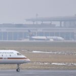 Flughafen Berlin Brandenburg (BER) mit Flugzeugen und Kerosinlagern, Darstellung der aktuellen Betriebsfähigkeit.
