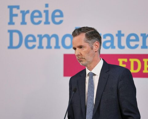 Christian Dürr kündigt Rückzug an, unterstützt Wolfgang Kubicki für FDP-Parteivorsitz.