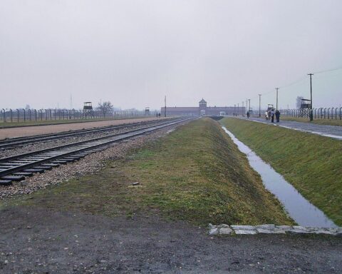 Gedenkveranstaltung für die Opfer der Shoah auf dem Marktplatz in Düsseldorf.
