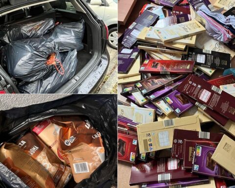 Diebesgut: Kaffeebohnen und Schokolade in Müllsäcken neben verhafteten Verdächtigen und Diebesschürze.