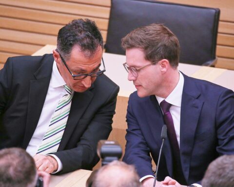 Cem Özdemir und Manuel Hagel lächeln optimistisch, während sie über Koalitionsverhandlungen diskutieren.