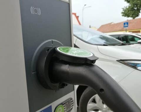 Steigende Neuzulassungen von E-Autos; Stromtankstelle symbolisiert den Wandel zur Elektromobilität.