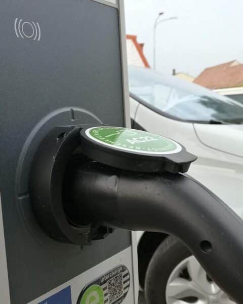 Steigende Neuzulassungen von E-Autos; Stromtankstelle symbolisiert den Wandel zur Elektromobilität.