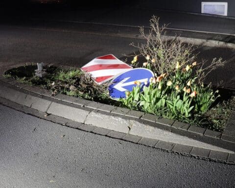 E-Bike-Fahrer prallt gegen Verkehrszeichen, schwere Verletzungen, Polizei untersucht mögliche Alkoholfahrt.