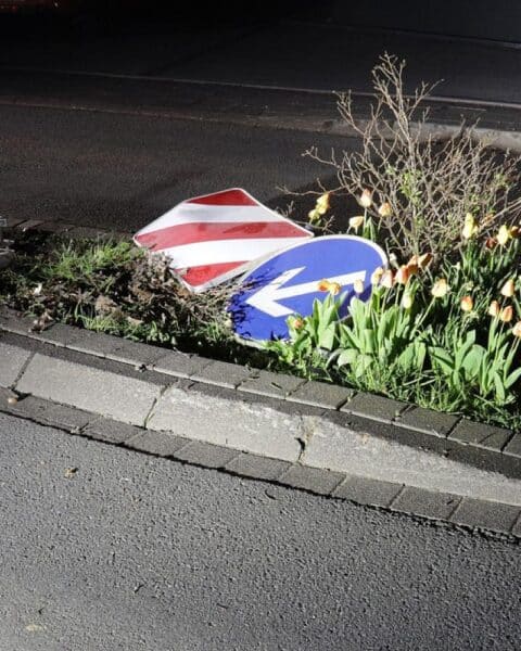 E-Bike-Fahrer prallt gegen Verkehrszeichen, schwere Verletzungen, Polizei untersucht mögliche Alkoholfahrt.