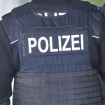 Zwei E-Scooter kollidieren; einer stürzt schwer, ohne Helm, Polizei ermittelt.