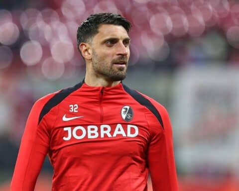 Freiburg-Spieler feiern den 3:0-Sieg gegen RC Celta Vigo im Europa-League-Viertelfinale.