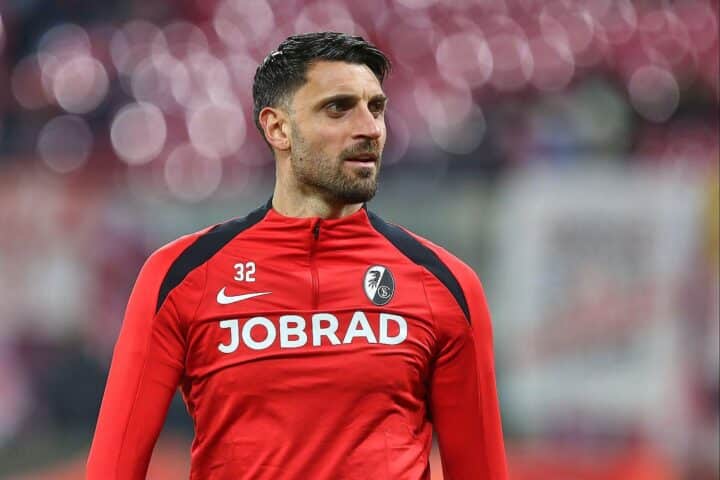 Freiburg-Spieler feiern den 3:0-Sieg gegen RC Celta Vigo im Europa-League-Viertelfinale.