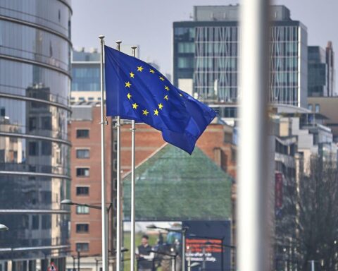 EU-Fahnen symbolisieren die neue Initiative zur Stärkung des Emissionshandelssystems in Europa.