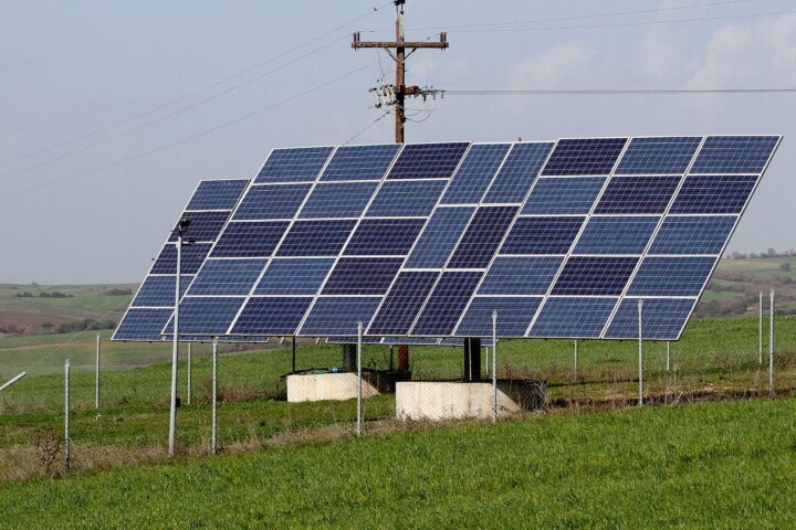 Solaranlage mit Wechselrichtern: Neuer EU-Förderstopp für Projekte aus Hochrisikoländern angekündigt.