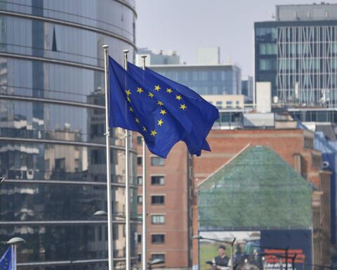 EU-Fahnen vor dem Hintergrund des Brüsseler Sitzes zeigen Unterstützung für Ukraine und Sanktionen gegen Russland.