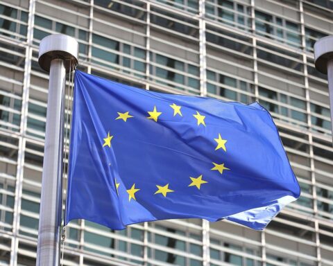 EU-Fahnen wehen als Symbol für Zusammenarbeit und Herausforderungen in der Verteidigungspolitik.