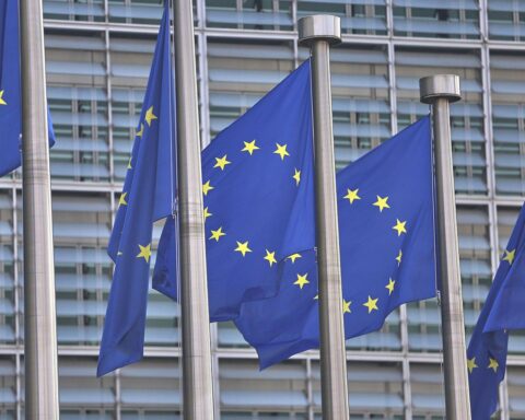 EU-Fahnen symbolisieren Sanktionen gegen Russland zur Unterstützung der Ukraine und zur Wirtschaftsschwächung.