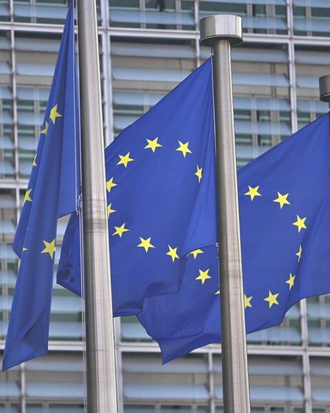 EU-Fahnen symbolisieren Sanktionen gegen Russland zur Unterstützung der Ukraine und zur Wirtschaftsschwächung.