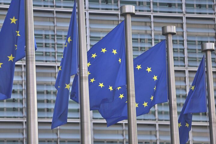 EU-Fahnen symbolisieren Sanktionen gegen Russland zur Unterstützung der Ukraine und zur Wirtschaftsschwächung.