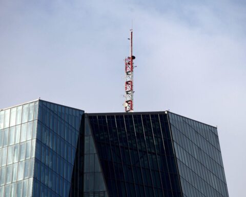 Die EZB verlängert Zinspause, Leitzins bleibt bei 2,0%, Inflation durch Energiepreise belastet.