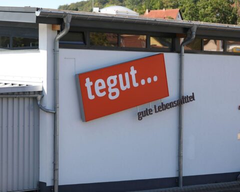 Edeka-Chef Mosa sichert Arbeitsplätze bei Tegut-Übernahme, betont regionale Nahversorgung und Marktstabilität.