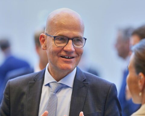 Ralph Brinkhaus diskutiert staatliche Hilfe in Energiekrisen und Reformen der Klimapolitik.