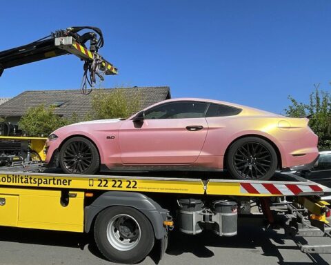 Beschlagnahmtes Auto mit Beweismitteln zur Aufklärung internationaler Geldwäsche und Drogenhandel.