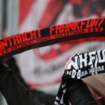 Eintracht Frankfurt Fans feiern die Vertragsverlängerung von Talentspieler Alessandro Gaul Souza begeistert.