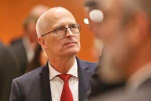 Peter Tschentscher fordert Sonderkonferenz zur Energiekrise und dringenden Maßnahmen gegen steigende Preise.