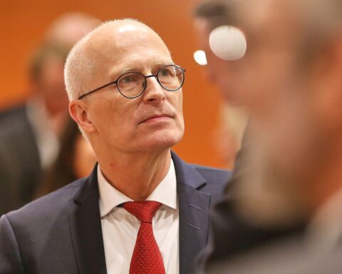 Peter Tschentscher fordert Sonderkonferenz zur Energiekrise und dringenden Maßnahmen gegen steigende Preise.