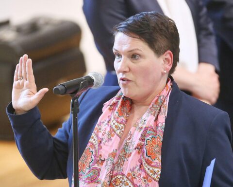 Frau Melanie Walter übergibt Förderbescheide für Projekte zur Lebensqualität in Niedersachsen.