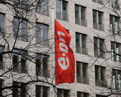 Eon-Zentrale in Essen, symbolisiert steigende Energiepreise durch den Iran-Konflikt und Marktvolatilität.