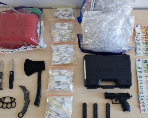 Durchsuchungen, Beweismittel wie Drogen, Waffen und Bargeld - Erfolg im Drogenhandel-Kampf.
