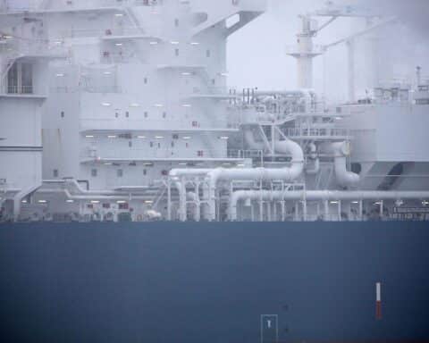 Schwimmendes LNG-Terminal in Wilhelmshaven, Symbol für neue Gaslieferungen aus Oman nach Deutschland.