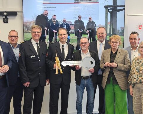 Einweihung der modernen Polizeiinspektion Cuxhaven mit Politikwürdenträgern und neuen Räumlichkeiten.